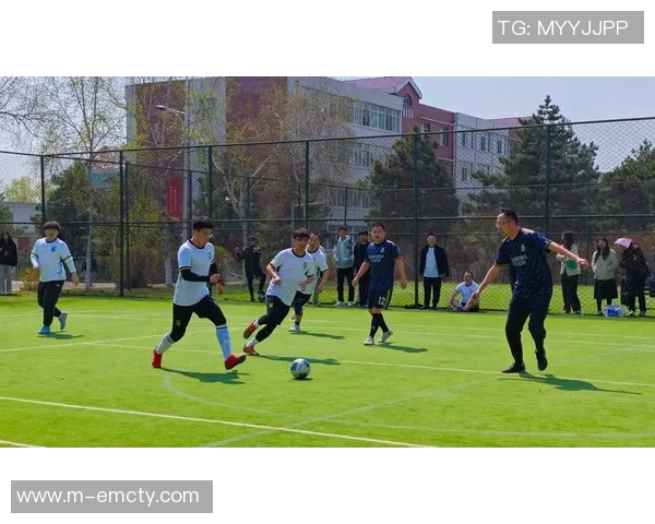 校园足球争霸赛激情四溢青春飞扬展现校园风采与团队精神的盛大赛事